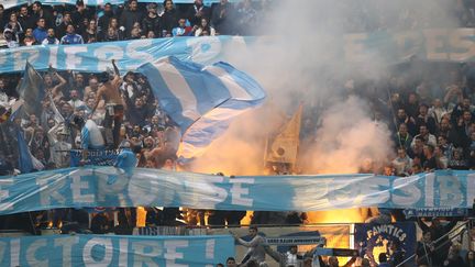 Des supporters de l'Olympique de Marseille lors d'un match contre Monaco, le 1er mars 2017. (VALERY HACHE / AFP)