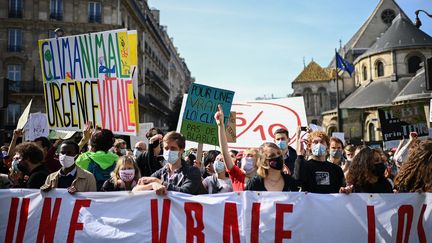 Les participants à la manifestation pour une "vraie" loie climat à Paris le 28 mars 2021. (CHRISTOPHE ARCHAMBAULT / AFP)