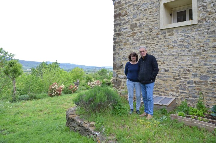 Annie et Georges Combes posent dans leur jardin, le 4 mai 2018, à Villetritouls (Aude). (YANN THOMPSON / FRANCEINFO)