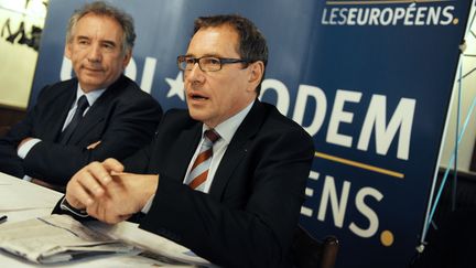 François Bayrou (à gauche) et Robert Rochefort, le 19 mai 2014 à Pau (Pyrénées-Atlantiques). (GAIZKA IROZ / AFP)