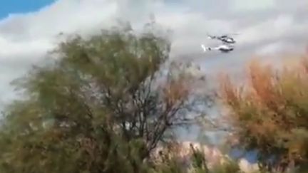 Capture &eacute;cran d'une vid&eacute;o du crash de deux h&eacute;licopt&egrave;res &agrave; La Rioja (Argentine), le 10 mars 2015. (JOSE ALAMO / RADIO 7 / SIPA)