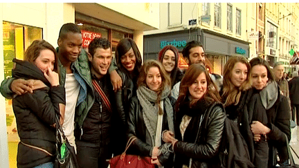 Mohamed Seddiki à Amiens entouré de ses compagnons de tournage et d'admiratrices, lors de promotion du film "Les Heritiers"
 (France 3 / Culturebox)