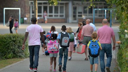 Des parents accompagnent leurs enfants à l'école, jeudi 1er septembre 2016, à Strasbourg (Bas-Rhin). (PATRICK HERTZOG / AFP)