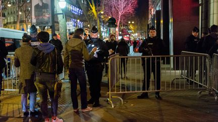 Un barrage de sécurité à proximité de l'Olympia, avant le concert des Eagles of Death Metal, le 16 février 2016. (MAXPPP)