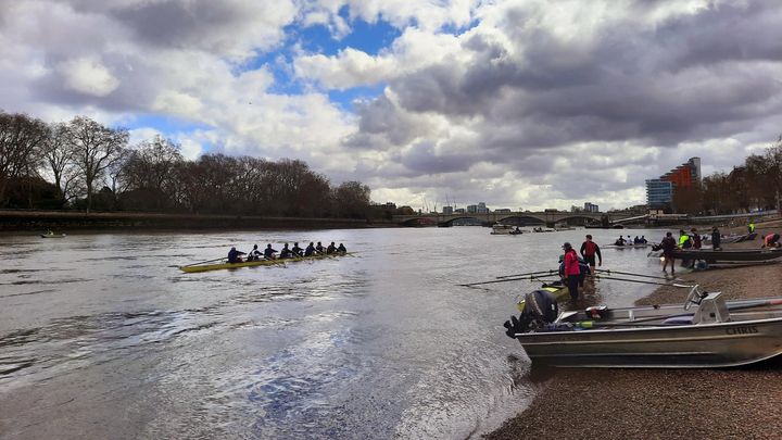 Sur les berges de la Tamise, au pied du pont de Putney, point de départ de la course, les équipages font leurs derniers entraînements, le 25 mars 2023. (JEROME VAL / RADIOFRANCE)