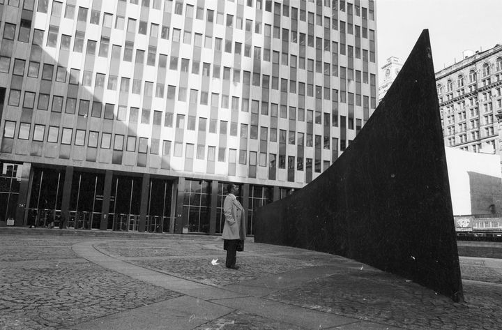 "Tilted Arc" de Richard Serra, à New York, en 1981. (FRANK MARTIN / HULTON ARCHIVE)