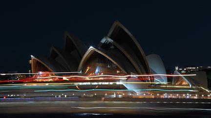 L'Opéra de Sydney (Australie), éteint à l'occasion de l'Earth Hour, le 27 mars 2021. (STEVEN SAPHORE / AFP)