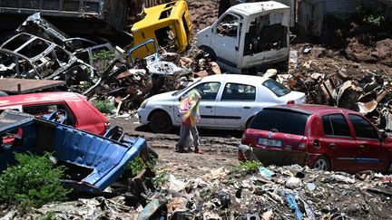 Deux enfants marchent dans le bidonville de Mavadzani, sur les hauteurs de Koungou, dans le nord de Mayotte, le 8 décembre 2023. (MIGUEL MEDINA / AFP)