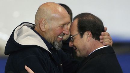 Serge Lazarevic et Fran&ccedil;ois Hollande sur le tarmac de l'a&eacute;roport militaire de Villacoublay (Yvelines) le 10 d&eacute;cembre 2014. (CHRISTOPHE ENA / AP / SIPA)