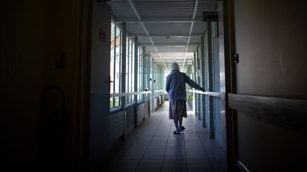 Une femme âgée marche dans le couloir d'un Ehpad de Haute-Goulaine (Loire-Atlantique), le 30 mars 2021. (LOIC VENANCE / AFP)