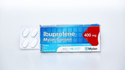 Une boîte d'ibuprofène le 14 mars 2020, à Paris. (ANTOINE KREMER / HANS LUCAS / AFP)