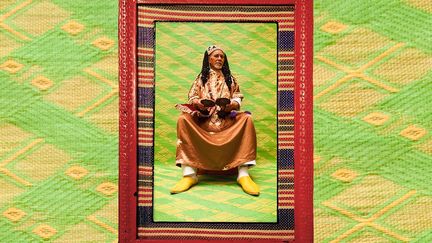 Présenté comme le «Andy Warhol de Marrakech», le célèbre photographe contemporain Hassan Hajjaj, a réalisé en collaboration avec le jeune maâlem (maître en matière d'artisanat ou d'arts, au Maghreb NDLR) gnaoui, Marouane Lbahja, une série de portraits destinée à préserver la mémoire et la culture gnaouie. «A travers ces portraits, nous voulions Hassan et moi revaloriser les maâlems gnaouas, en les immortalisant sur du papier», précise-t-il sur «L’Observateur». Les Gnaouas, descendants d'anciens esclaves issus de tribus d'Afrique Noire (Sénégal, Soudan, Ghana...), pratiquent encore aujourd’hui des rituels où musique et chant jouent un rôle essentiel. (Hassan Hajjaj et Merouane Lbahja)