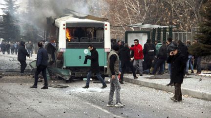 Un bus piégé a explosé à&nbsp;Kayseri, en Turquie, le 17 décembre 2016. (AP/SIPA / AP)