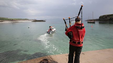 Pour permettre aux bateaux d'accoster plus facilement, la jetée a été rallongée en 2004. Des liaisons maritimes existent entre les différentes îles de l’archipel.
 
 
 
 (Reuters/Paul Hackett)