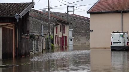 En Haute-Marne, les crues exceptionnelles de la saison inquiètent encore, mardi 2 juillet. Le département est toujours en alerte orange. (France 2)