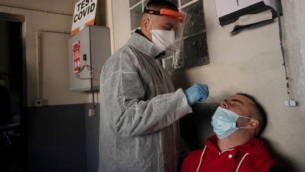 Un test au Covid-19 pratiqué sur un pompier à Marseille (Bouches-dur-Rhône), le 19 janvier 2021. (CHRISTOPHE SIMON / AFP)