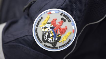 Un policier de&nbsp;la Fmud,&nbsp;la Formation motocycliste urbaine départementale, à Cannes (Alpes-Maritimes), le 18 avril 2020. (SYSPEO / SIPA)