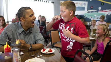 Le pr&eacute;sident am&eacute;ricain, Barack Obama, partage son g&acirc;teau avec un jeune gar&ccedil;on lors d'un d&eacute;jeuner dans un restaurant de Oak Harbor (Ohio, Etats-Unis), le 5 juillet 2012. (REUTERS)