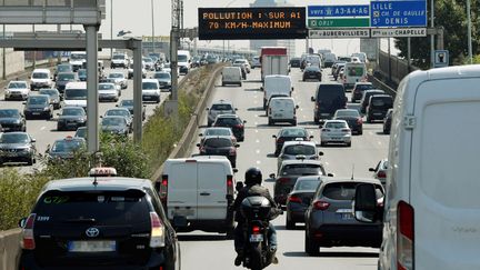 Le trafic sur l'autoroute A1&nbsp;lors d'un pic de pollution, le 27 juillet 2018 à Paris. (GERARD JULIEN / AFP)