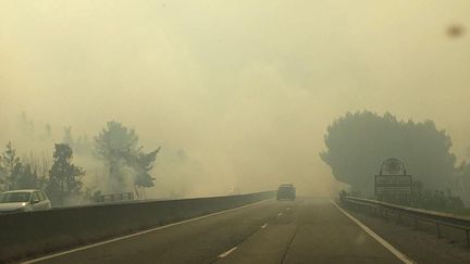 L'épaisse fumée des multiples incendies se propage&nbsp;et la circulation est difficile. (PAULINE GUIGOU / FRANCE TELEVISIONS)