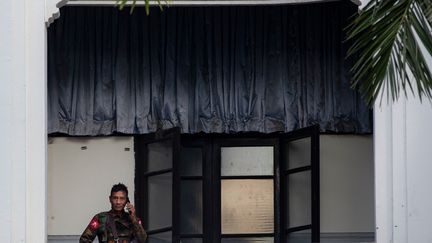 Un soldat monte la garde à l'hôtel de ville de Yangon en Birmanie, le 1er février 2021. (STR / AFP)