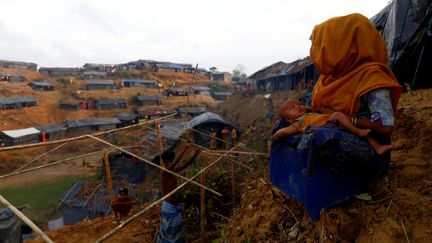 Une réfugiée rohingya&nbsp;et son enfant devant leur tente près du camp de&nbsp;Balukhali au Bangladesh, le 12 septembre&nbsp;2017. (REUTERS / DANISH SIDDIQUI)