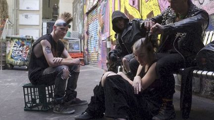 S&eacute;ance de coiffure chez des punks &agrave; Melbourne (Australie), le 27 janvier 2014. (ROB DAWSON / REUTERS)