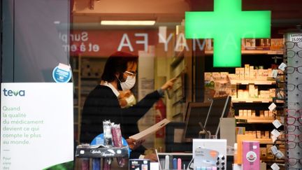 Les pharmacies sont désormais autorisées à vendre des masques. (FRANCK FIFE / AFP)