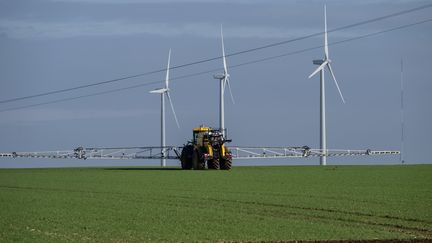 Un agriculteur pulvérisant des produits phytosanitaires dans un champ près de La Rochelle en février 2024. (XAVIER LEOTY / MAXPPP)