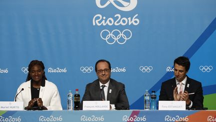 François Hollande, entouré de Muriel Hurtis et de Tony Estanguet, lors de la conférence de presse organisée vendredi 5 août à Rio (Brésil) pour soutenir la&nbsp;candidature de Paris pour les Jeux de 2024. (JACK GUEZ / AFP)