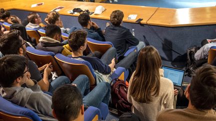 Des étudiants à l'Essec à Cergy le 21 novembre 2018.&nbsp; (BRUNO LEVESQUE / MAXPPP)