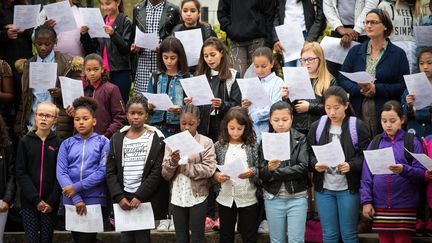 Les élèves du collège Guy-Môquet, à Gennevilliers (Hauts-de-Seine), chantent le jour de la rentrée scolaire, le 4 septembre 2017.&nbsp; (MAXPPP)