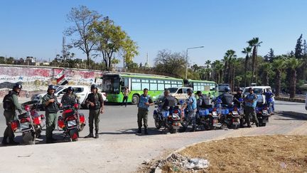 Des bus attendent, le 20 octobre 2016, que des civils sortent d'Alep-Est afin de les évacuer dans le cadre de la trêve "humanitaire" décrétée par Moscou. (VALERIE CROVA / RADIO FRANCE)