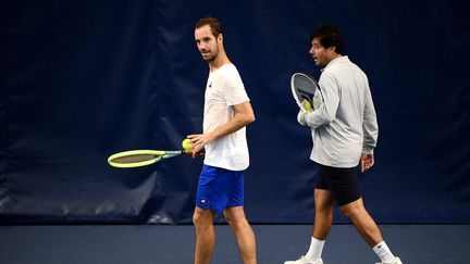 Le&nbsp;capitaine de l'équipe de France de Coupe Davis Sébastien Grosjean (à d.) et&nbsp;Richard Gasquet (à g.) lors d'un entraînement à Paris, le 9 septembre 2022. (FRANCK FIFE / AFP)