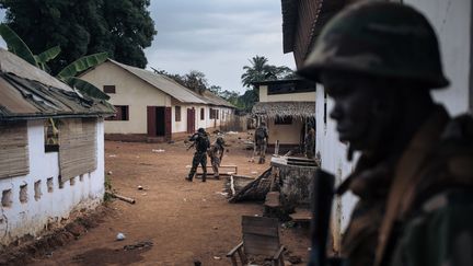 Des soldats de l'armée centrafricaine inspectent leur base militaire qui était occupée par des miliciens rebelles à Bangassou, dans le sud-est du pays, le 3 février 2021. (ALEXIS HUGUET / AFP)