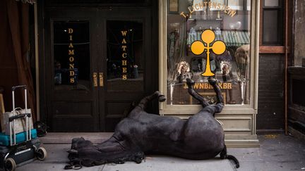 Un faux cheval mort g&icirc;t sur le plateau de tournage de la mini-s&eacute;rie t&eacute;l&eacute;vis&eacute;e "The Knick" &agrave; Manhattan (New York, Etats-Unis), le 6 novembre 2013. (ANDREW BURTON / GETTY IMAGES)