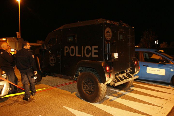 Un véhicule du Raid quitte les lieux de l'assassinat d'un couple de policiers à Magnanville (Yvelines), le 14 juin 2016. (MATTHIEU ALEXANDRE / AFP)