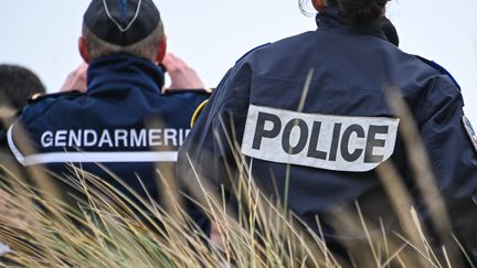 Les forces de l'ordre sur la plage de Oye-Plage, dans le Pas-de-Calais, le 31 janvier 2020. Photo d'illustration. (DENIS CHARLET / AFP)