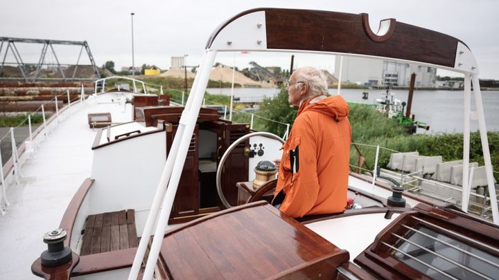 Piet Wittevrongel sur l'Askoy II, le bateau aayant appartenu à Jacques Brel. (SIMON WOHLFAHRT / AFP)