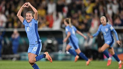 L'Anglaise Ella Toone célébrant son ouverture du score contre l'Australie en demi-finale de la Coupe du monde, le 16 août 2023. (IZHAR KHAN / AFP)