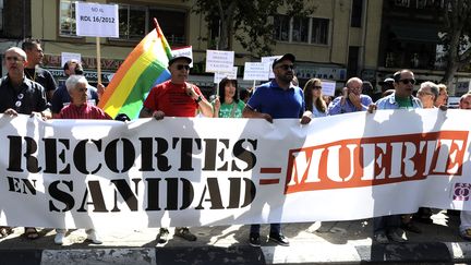 Des manifestants protestent contre les coupes budg&eacute;taires dans le domaine de la sant&eacute;, en septembre 2012, &agrave; Madrid (Espagne). (DOMINIQUE FAGET / AFP)