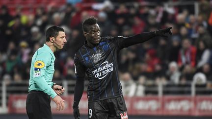 Mario Balotelli se plaint auprès de Nicolas Rainville, l'arbitre du match entre Dijon et Nice, le 10 février 2018 au stade Gaston-Gérard de Dijon (Côte-d'Or). (PHILIPPE DESMAZES / AFP)