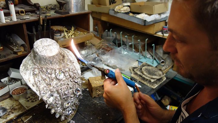 Maison On Aura Tout Vu : Yassen Samouilov dans son atelier de soudure à Paris, mai 2014
 (Corinne Jeammet)