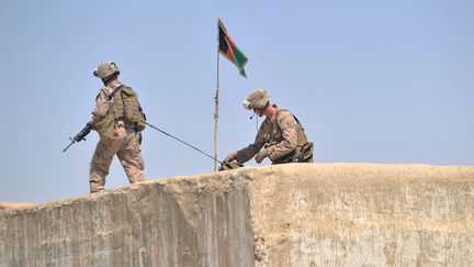 Des marines dans le Helmand (Afghanistan). C'est dans cette province que se seraient d&eacute;roul&eacute; les faits, en juillet 2011. (ADEK BERRY / AFP)