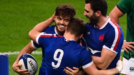 Romain Ntamack, Charles Ollivon et Antoine Dupont (de dos), trois joueurs symboles du renouveau du XV de France en 2020. (FRANCK FIFE / AFP)