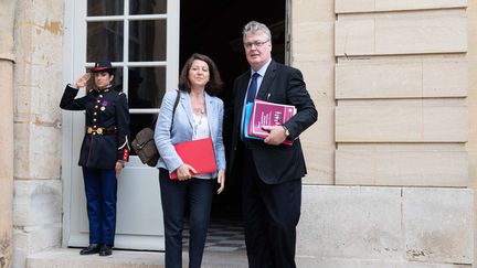 Le haut-commissaire Jean-Paul Delevoye, avec Agnès Buzyn, avant la présentation de ses propositions de réforme des retraites, le 18 juillet à Paris. (CHRISTOPHE MORIN / MAXPPP)