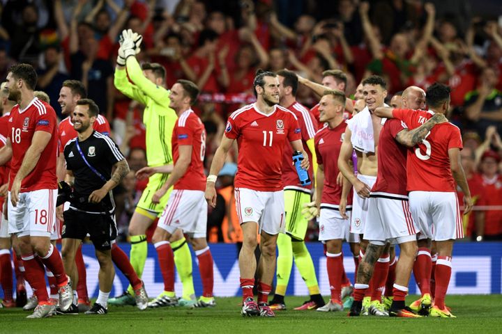 Les Gallois pendant leur tour-d'honneur, après leur victoire contre la Russie à l'Euro 2016, le 20 juin 2016 à Toulouse (Haute-Garonne). (MARTIN BUREAU / AFP)