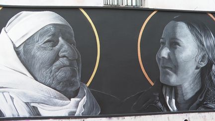 Linda et sa grand-mère, les deux modèles de Swed Oner. (D. Pardanaud /  France Télévisions)