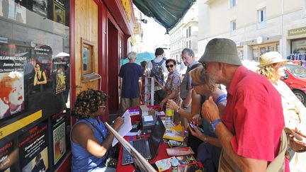 Devant le Théâtre de la Carreterie, non loin de l'église des Carmes, les festivaliers rivalisent d'astuces pour se soustraire à l'insoutenable chaleur d'Avignon, jusqu'à commettre l'irréparrable stylistiquement.
 (Vincent Damourette pour Culturebox)