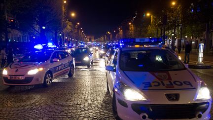 Des policiers manifestent sur les Champs-Elys&eacute;es apr&egrave;s la mise en examen pour homicide volontaire d'un de leurs coll&egrave;gues, le 25 avril 2012. (BERTRAND LANGLOIS / AFP)